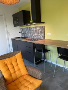 Comblain-au-PontSol Borsay - Studio de vacances à la campagne - Idéal pour 2的厨房配有橙色椅子和柜台