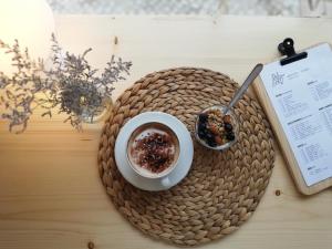 普拉亚德米拉O VIOLAS - Art Coffee & Guesthouse的一杯咖啡和一本书在桌子上