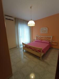 西尼斯科拉Carpe Diem的一间卧室配有一张带粉色毯子的大床
