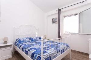 锡罗洛S210 - Sirolo, nuovissimo bilocale vista mare al primo piano的白色的卧室设有床和窗户