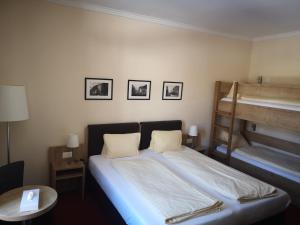 劳特布龙嫩绍巴核酒店的一间卧室配有一张床和一张双层床。
