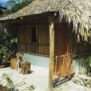 巴卡拉尔Cabañas Alma Verde的茅草屋顶和门的小小屋