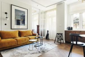 托伦Witkacownia Apartament的客厅配有黄色的沙发和桌子