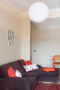 波尔图Oportobestview-Garden的客厅配有带红色枕头的黑色沙发