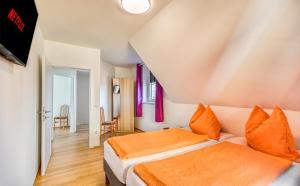兰纳赫Apartment Lannach的一间卧室配有带橙色床单的床