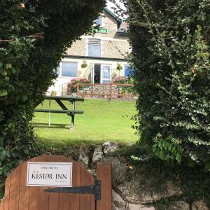 ManatonKestor Inn, Manaton, Dartmoor National Park, Newton Abbot, Devon的房屋前游客旅馆标志