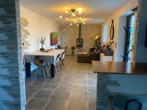 PeriVilla Ghjuvan - Sea, Mountain & Spa的客厅配有桌子和沙发