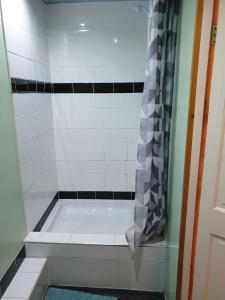布莱克浦Foxhall Village Guest House的浴室设有带浴帘的浴缸