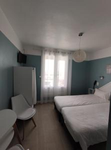 圣马迪拉莫阿布里瓦多酒店的一间卧室设有两张床、一张桌子和一个窗口