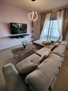 埃拉特Royal Resort的客厅配有2张沙发和1台平面电视