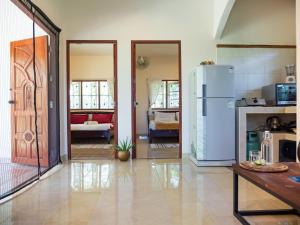 通萨拉Tropical Home Koh Phangan的带冰箱的厨房和客厅