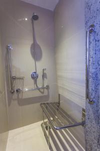 纳塔尔纳塔尔假日酒店的浴室内带长凳的淋浴间