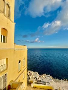 圣凯撒利亚温泉Casa Smeraldo Salento, a strapiombo sul mare的从大楼内可欣赏到海景