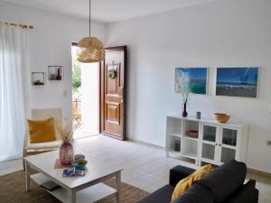 根纳迪Villa Filia的客厅配有沙发和桌子