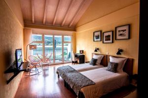 勒森蒂埃罗切利贝尔维酒店的一间卧室设有一张床和一个大窗户