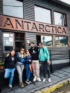 乌斯怀亚南极物语旅馆的一群站在餐馆前的人