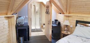 因弗内斯Unique luxury cabin的小木屋内一间卧室,配有一张床