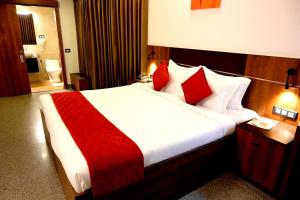 Hotel Thamburu International客房内的一张或多张床位