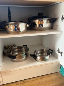 托里什韦德拉什CABANA DO SOL的三个锅碗瓢盆,坐在厨房的架子上
