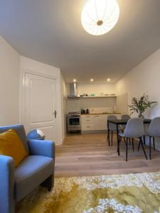 诺德韦克Fijn guesthouse的客厅配有蓝色的沙发和桌子
