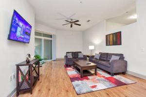 休斯顿Stylish Open Concept Apt with King Bed, walking distance from NRG Texans Stadium, 1 mile to Med Center, Free Parking的客厅配有2张沙发和1台平面电视