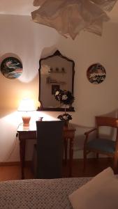 弗留利地区圣达尼埃莱Delma's home的配有带台灯和镜子的桌子的房间