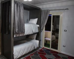 开罗Hostel Sunset Down town的一间卧室设有两张双层床和一扇窗户。