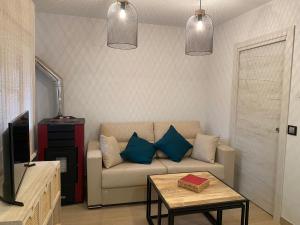 CanenciaSIERRA NORTE-TERVILOR的客厅配有沙发和桌子