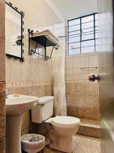 库斯科格丽恰斯卡旅馆的一间带卫生间和水槽的浴室