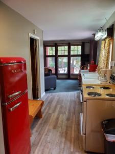 埃斯蒂斯帕克Swiftcurrent Lodge的厨房配有水槽旁的红色冰箱