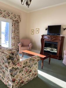 皮克顿华林豪斯酒店的带沙发、桌子和电视的客厅