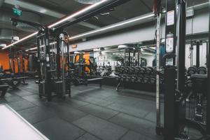 斯德哥尔摩布罗姆马韦克酒店的健身房,配备许多重量训练器材和其他设备