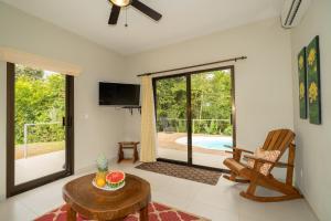 Toucan Villa Newer with WiFi & Pool - Digital Nomad Friendly内部或周边泳池景观