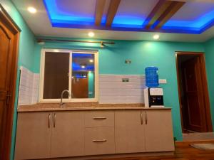 加德满都Serene B&B Kathmandu的厨房设有水槽和蓝色天花板
