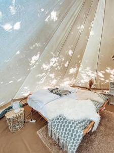 利赫塔特POLE POLE - Ijsbeer的一间帐篷内带两张床的卧室