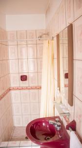 库斯科CHINKANA DEL INKA HOTEL的一间带红色水槽和淋浴的浴室