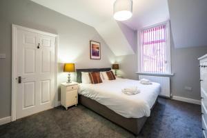 桑德兰Eden Vale - City Centre By Horizon Stays的卧室配有白色的床和窗户。