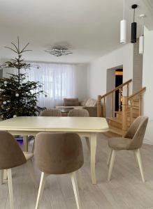 斯拉夫西克Котедж Макс的客厅配有白色的桌子和椅子