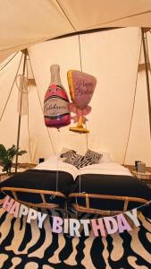 利赫塔特ASILI DELUXE - Zebra的床头灯和花瓶,带有生日快乐的标志