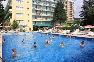 金沙Hotel Varshava的一群人在酒店的游泳池里