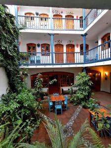 奥塔瓦洛奥塔瓦洛多纳伊斯特酒店的庭院内带桌椅的建筑
