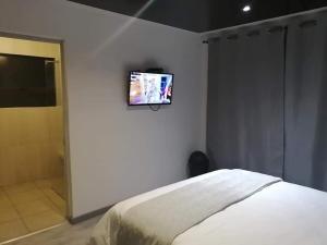 马塞卢K4 Bed and Breakfast的卧室配有一张床,墙上配有电视。