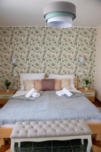 西格利盖特Délibáb Apartman的一间卧室配有一张大床和两条毛巾