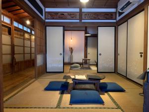 沼津uminca - Vacation STAY 09850v的一间设有蓝色垫子、一张桌子和玻璃门的房间