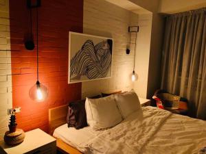 斯科普里Kristina's Cozy Designer Apartment的一间卧室设有一张床和砖墙