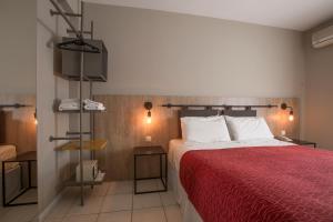布宜诺斯艾利斯Boutique Apartments Plaza Dorrego的一间卧室配有一张大床和红色的床罩