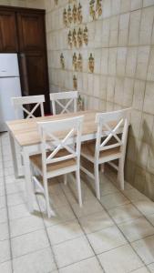 阿古伊梅斯Casa rural el Burro的厨房配有白色的桌椅和桌椅