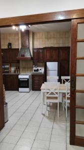 阿古伊梅斯Casa rural el Burro的厨房配有木制橱柜和桌椅