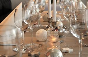 克罗伊茨林根博登运动场酒店的一张桌子,上面放着酒杯和蜡烛