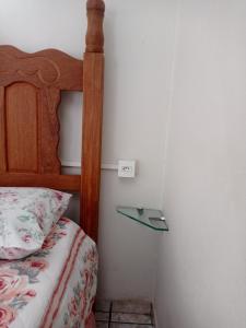 贝廷Suite Vista Panorâmica的卧室配有一张床,墙上设有玻璃架